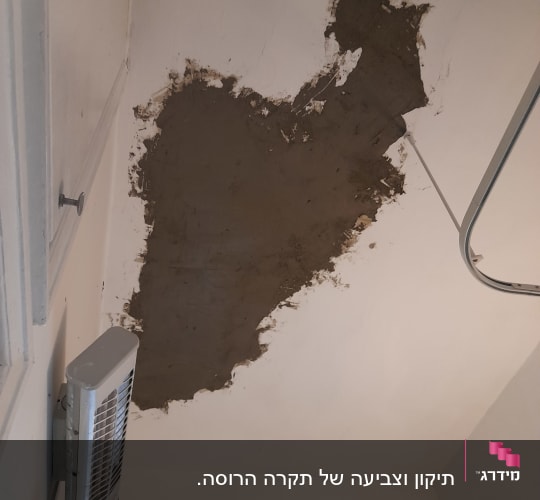 תיקון טיח בתקרה עם טלאי חום